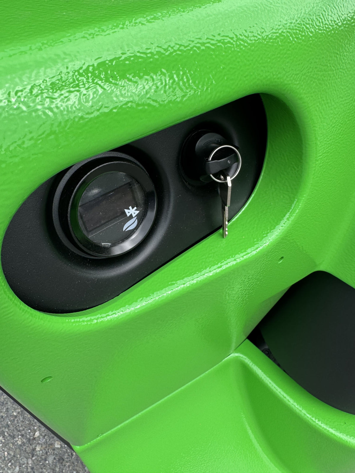 Raelon EPT25-WA electric pallet jack charging port close up