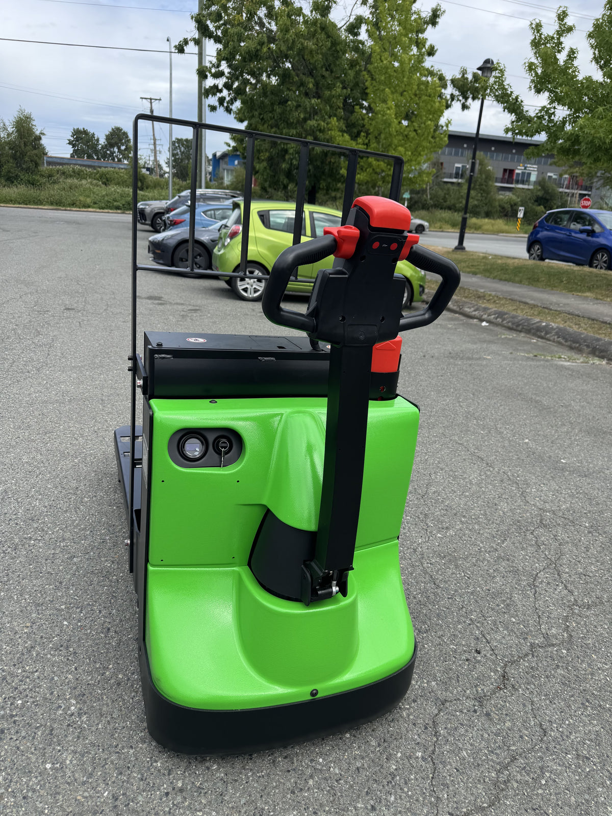 Raelon EPT25-WA 5500lbs electric pallet jack front outdoor view with backrest
