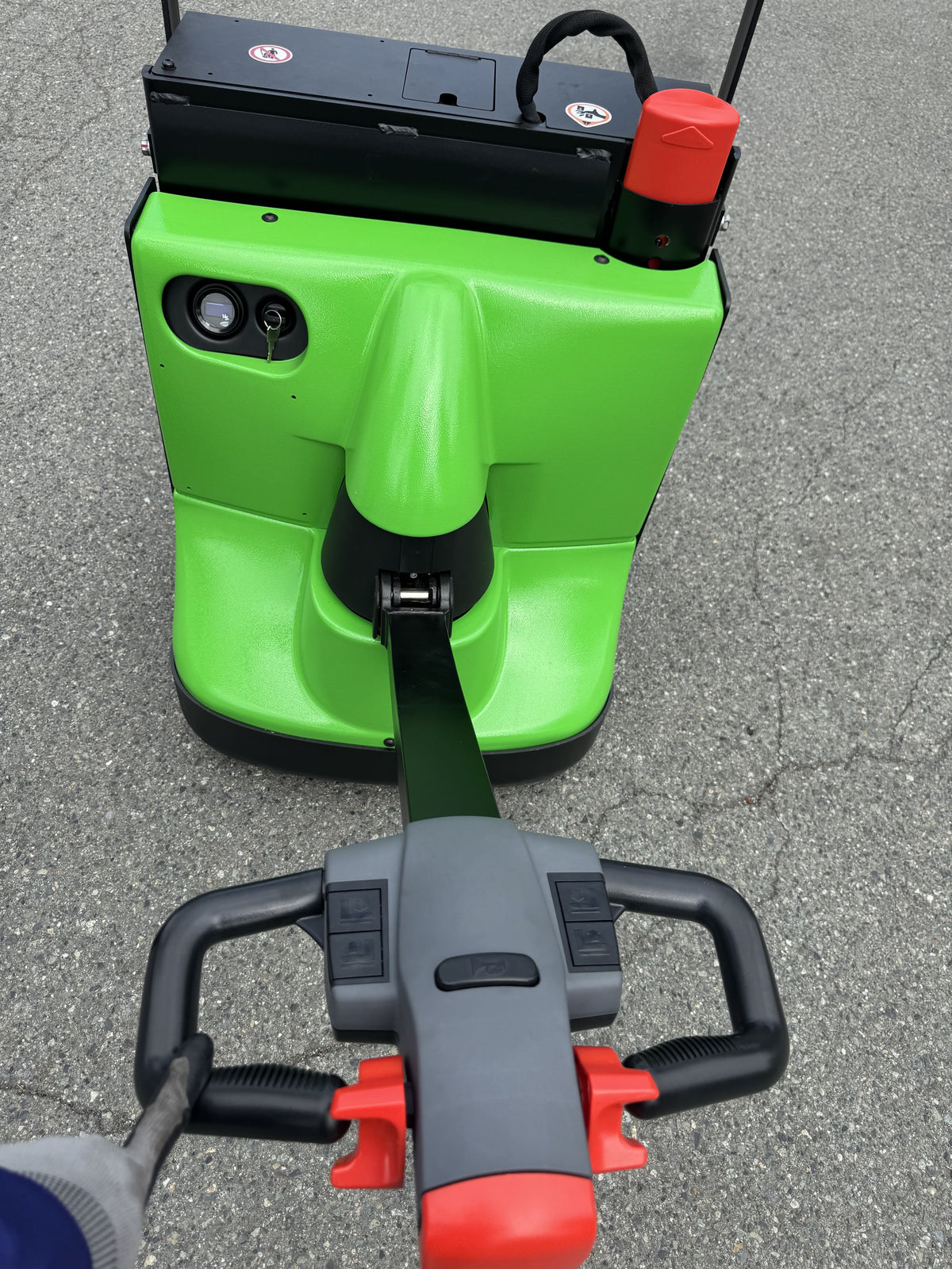 Raelon EPT25-WA electric pallet jack tiller handle top view with control buttons