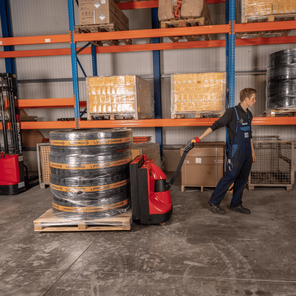 Raelon EPT25-WA 5500lbs Lead-Acid Electric Pallet Jack Green with Backrest product image 4